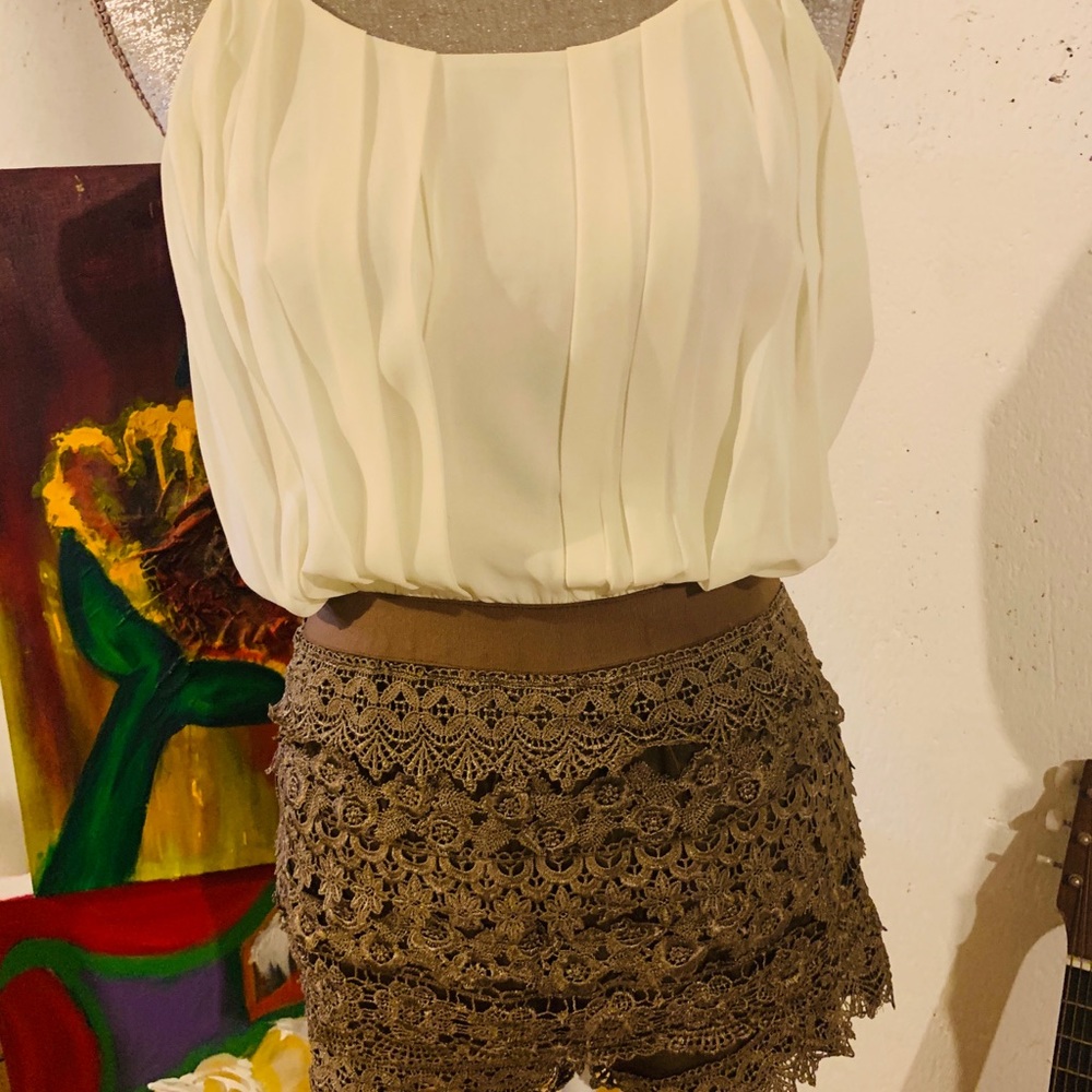 Beautiful Ruffle bottom romper - Picture 3 of 6